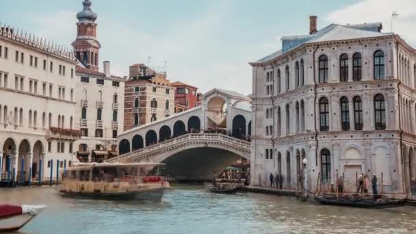 Zeitraffer-Ansicht der traditionellen Rialto-Brücke in Venedig Italien — Stockvideo
