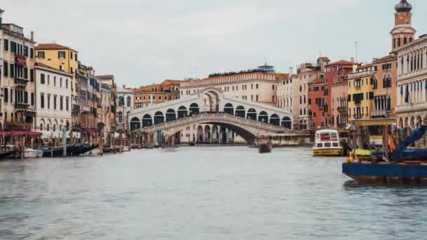 Zeitraffer-Ansicht der traditionellen Rialto-Brücke in Venedig Italien — Stockvideo