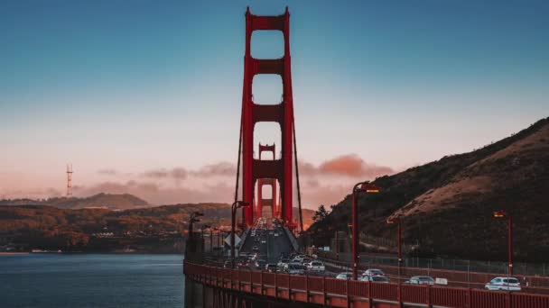 Uitzicht op de gouden poort brug verkeer en bewolkt San Francisco california time lapse — Stockvideo