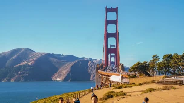 Uitzicht op de gouden poort brug verkeer en bewolkt San Francisco california time lapse — Stockvideo