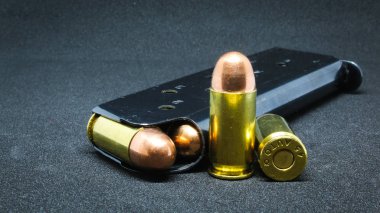 İki kırmızı zarlar.