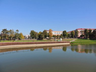   Belarus şehrin Maladzetschna (Molodechno) Doğu Avrupa'nın yeşil bir alanda nehirde        