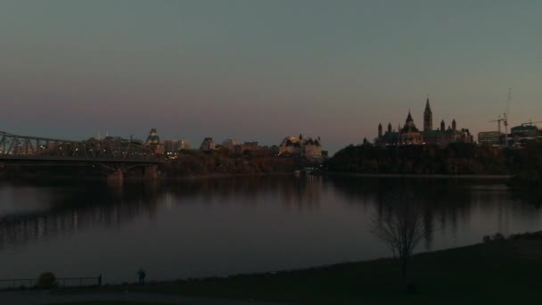 Kanadas Hauptstadt Ottawa in der Abenddämmerung — Stockvideo
