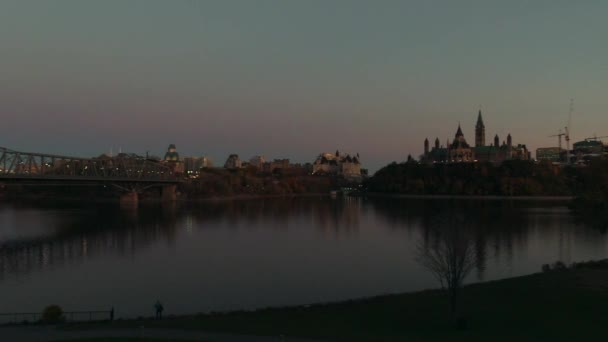 Kanadas huvudstad staden i Ottawa i skymningen — Stockvideo