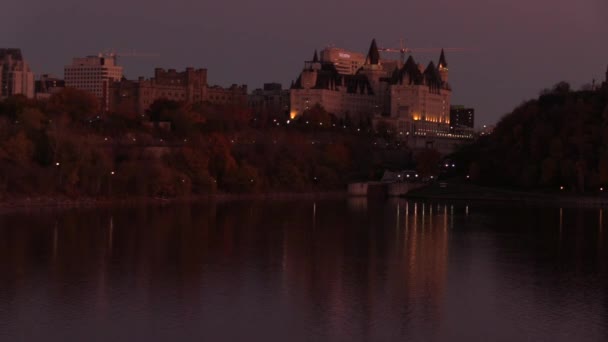 Canada's hoofdstad stad van Ottawa in de schemering — Stockvideo