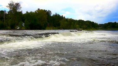 Bir sonbahar gününde şelaleler