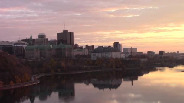 Canada's hoofdstad stad van Ottawa in de schemering — Stockvideo