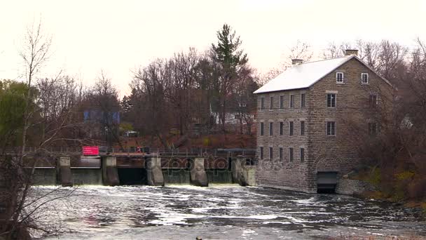 Eine verlassene Mühle an einem Fluss — Stockvideo