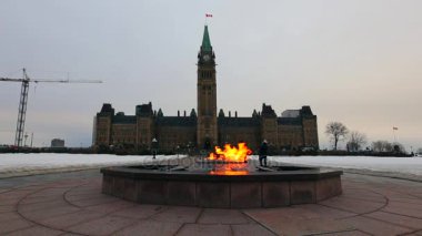 Kanada'nın Parlamento binaları ve centennial alev