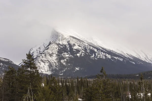 Скалистые горы зимой — стоковое фото