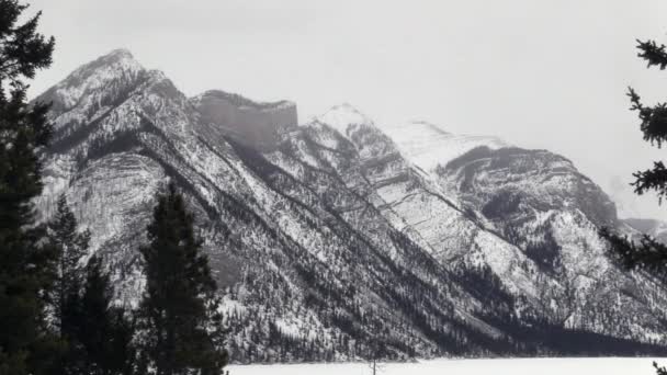 Las Montañas Rocosas en invierno — Vídeos de Stock