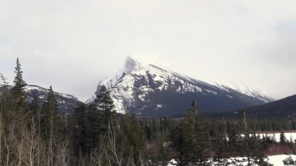 Klippiga bergen i vinter — Stockvideo