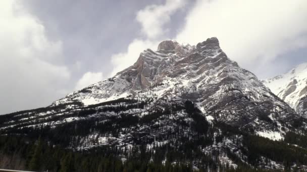 Las montañas rocosas en un día soleado — Vídeos de Stock