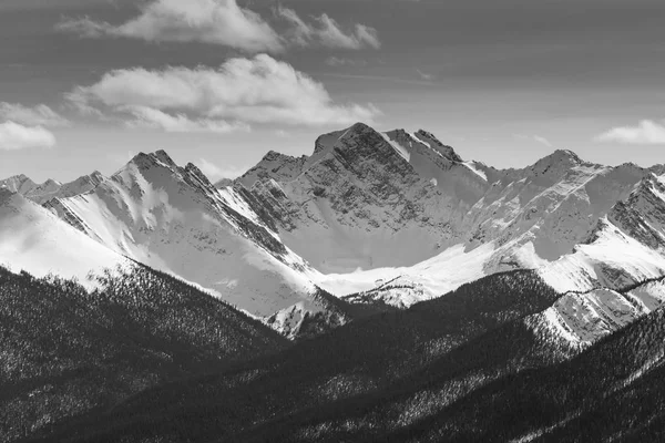 A paisagem montanhosa rochosa — Fotografia de Stock