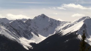 Güneşli bir günde kayalık dağlar