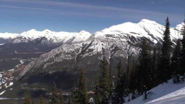 Les montagnes rocheuses par une journée ensoleillée — Video