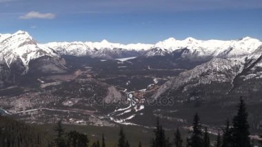 Güneşli bir günde kayalık dağlar