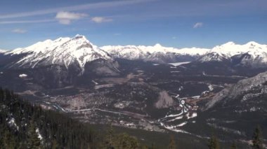 Güneşli bir günde kayalık dağlar