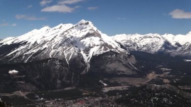 Güneşli bir günde kayalık dağlar