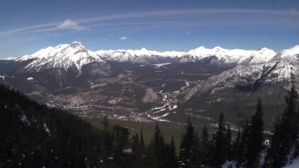 Le montagne rocciose in una giornata di sole — Video Stock