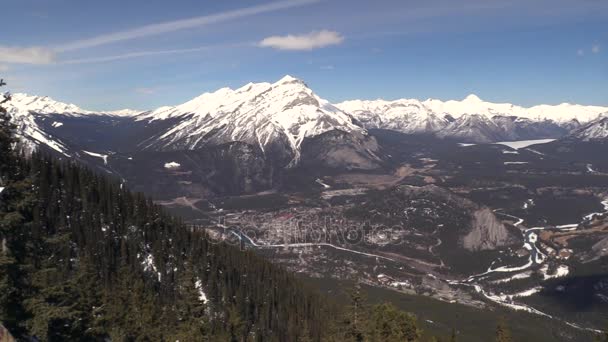 Le montagne rocciose in una giornata di sole — Video Stock