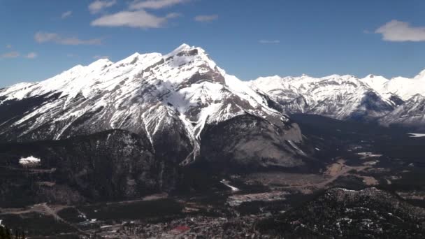 Le montagne rocciose in una giornata di sole — Video Stock