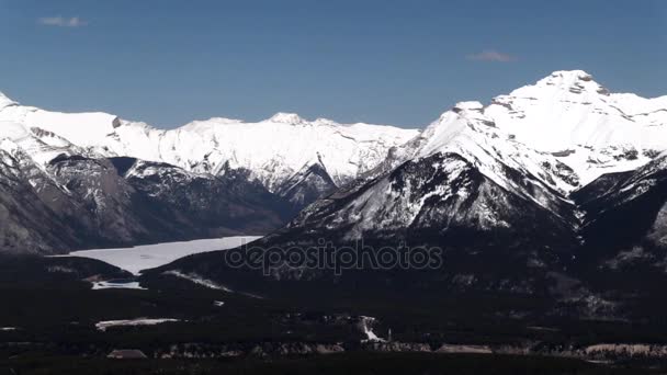 Die felsigen Berge an einem sonnigen Tag — Stockvideo