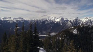 Bir açık, bahar gününde Rocky Dağları
