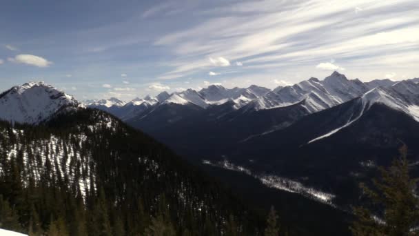 Les montagnes Rocheuses par un jour de printemps clair — Video