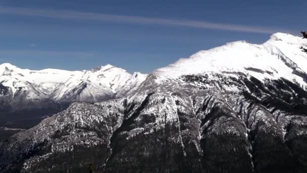 Las Montañas Rocosas en un claro, día de primavera — Vídeos de Stock