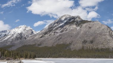 Bir açık bahar gününde Rocky Dağları