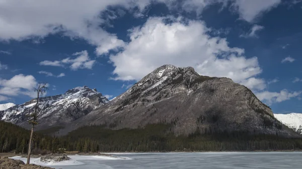 Las Montañas Rocosas en un claro día de primavera — Foto de Stock