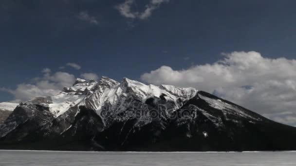 De Rocky Mountains op een heldere, zonnige dag — Stockvideo