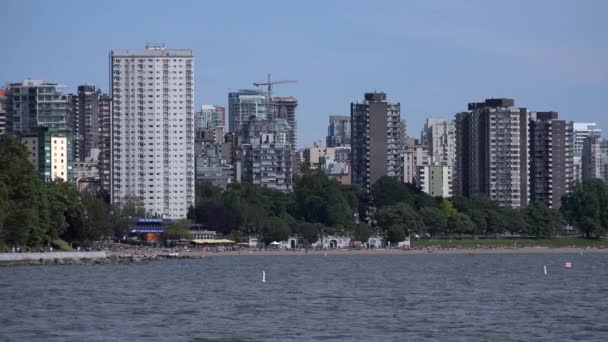 Uma paisagem da cidade na água — Vídeo de Stock