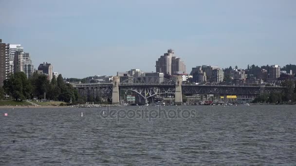 Een stad skyline op een zonnige dag — Stockvideo