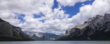 Aydınlık ve güneşli bir günde Rocky Dağları