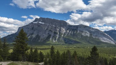 Aydınlık ve güneşli bir günde Rocky Dağları