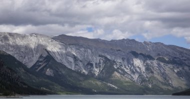 Aydınlık ve güneşli bir günde Rocky Dağları
