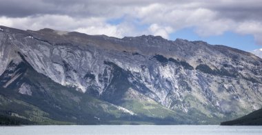 Aydınlık ve güneşli bir günde Rocky Dağları