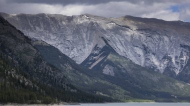 Aydınlık ve güneşli bir günde Rocky Dağları
