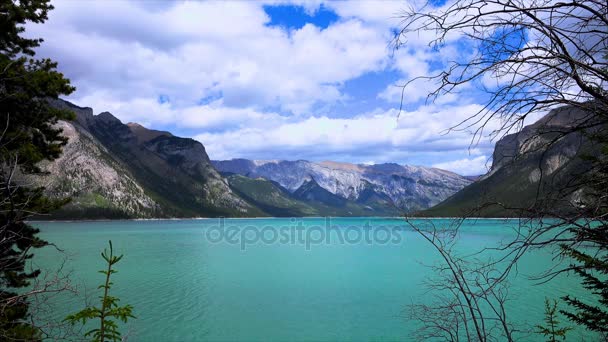 Un lago en las montañas rocosas — Vídeos de Stock