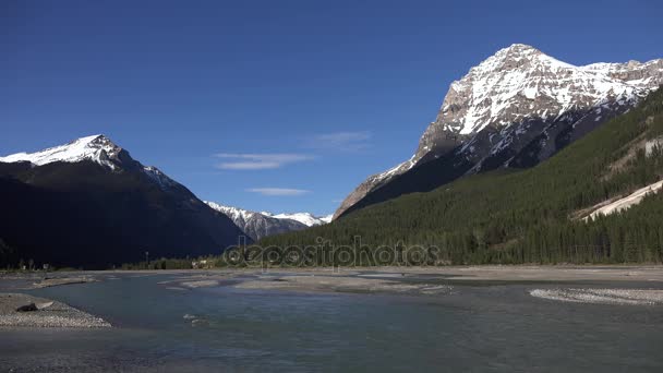 Die felsigen Berge mit einem Fluss an einem Frühlingstag — Stockvideo