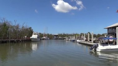 Su üzerinde beyaz ve kabarık bulutlar