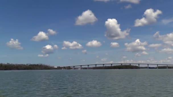 Witte Puffy Wolken Boven Water — Stockvideo