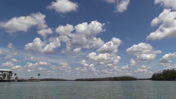 Nuvens Brancas Inchadas Sobre Água — Vídeo de Stock