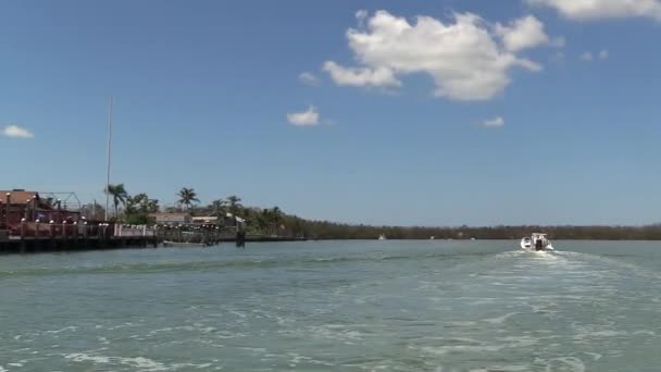 Nuvens Brancas Inchadas Sobre Água — Vídeo de Stock