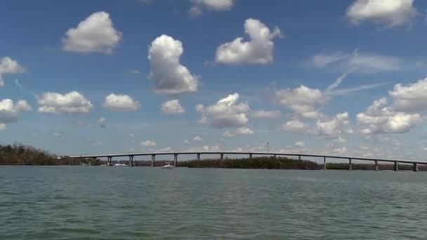 Білі Пухнасті Хмари Над Водою — стокове відео