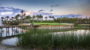 Güneşli bir golf sahası delik