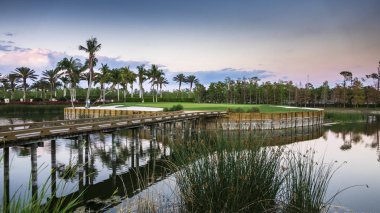 Güneşli bir golf sahası delik