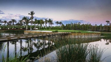 Güneşli bir golf sahası delik